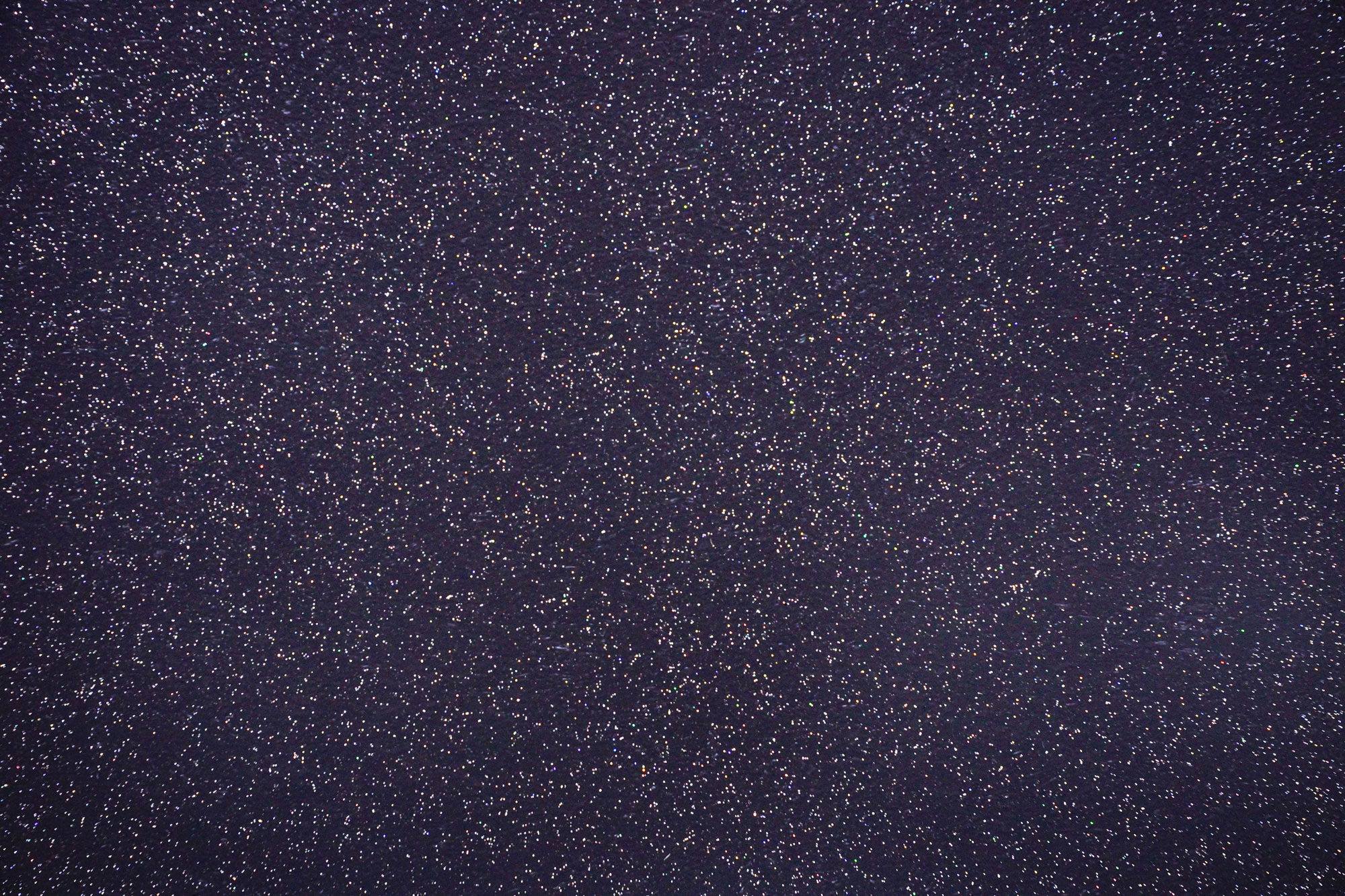 Dunkle Fläche mit Glimmer-Optik